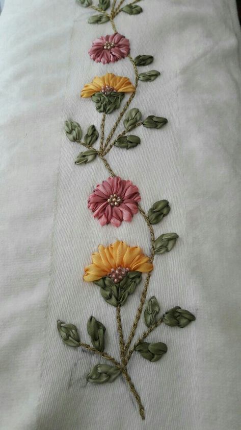 Embroidery Floss Crafts, Towel Embroidery Designs, Sulaman Pita, Ribbon Embroidery Kit, Flower Machine Embroidery Designs, Ribbon Embroidery Tutorial, Saree Embroidery, Saree Embroidery Design, Hand Embroidery Patterns Flowers