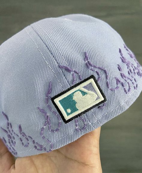 Fitted Hat Embroidery Ideas, 59fifty Outfit, Tessa Bailey Aesthetic, Fitted Hats Aesthetic, Mens Fitted Hats, Bailey Aesthetic, Taylor Anderson, Topi Vintage, Tessa Bailey