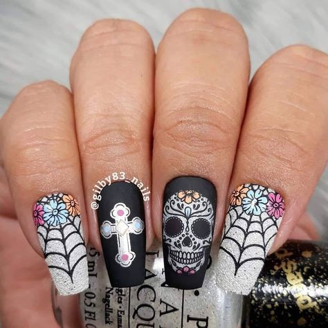 Ombre Halloween Nails, Skull Plates, Skull Nail Designs, Halloween Nails Designs, Sugar Skull Nails, Halloween Nail Art Designs, Halloween Nail Art Tutorial, Skull Nail Art, Skull Nails