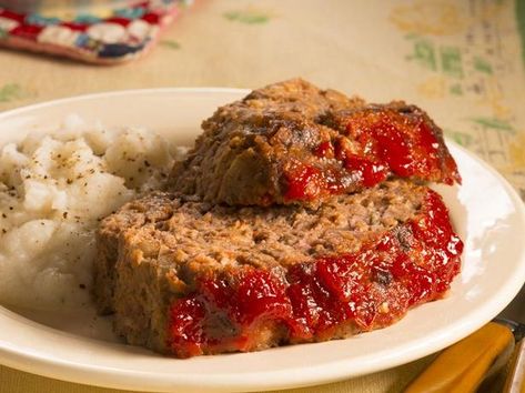 A Betty Crocker Kitchens favorite, this herb-flecked meat loaf is everything a good meat loaf should be! Betty Crocker Meatloaf Recipe, Betty Crocker Meatloaf, Italian Meatloaf Recipes, Savory Meatloaf, Easy Meatballs, Perfect Meatloaf, Dried Sage, Beef Meals, Betty Crocker Recipes