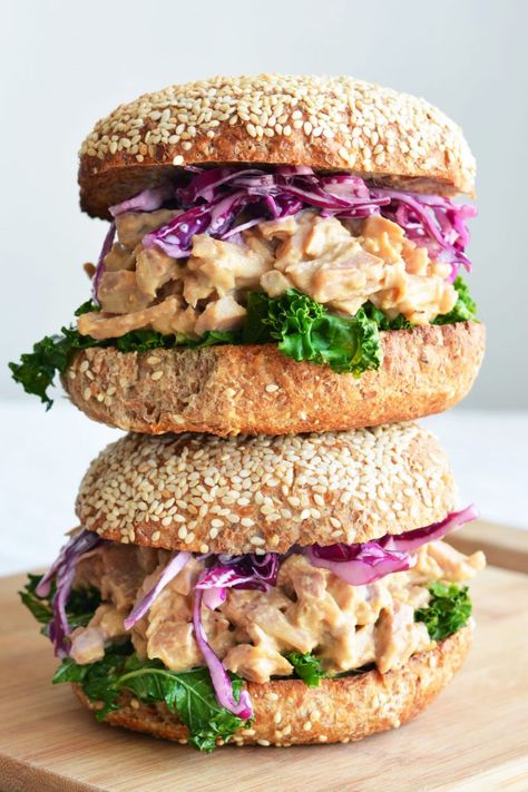 Jackfruit Sandwich, Jackfruit Recipes, Vegan Burgers, Vegan Sandwich, Vegan Condiments, Vegan Lunch, Vegan Eating, Vegan Dishes, Vegan Dinners