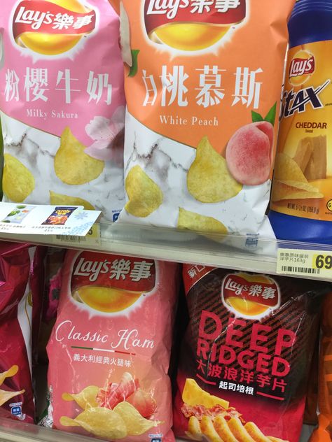 Ummm apparently fruit flavored chips exist in Taiwan ... Chinese Chips, Korean Chips, Charcuterie Restaurant, Peach Food, Rain Collector, Ariana Grande Fragrance, Fruit Chip, Korean Snacks, Asian Snacks