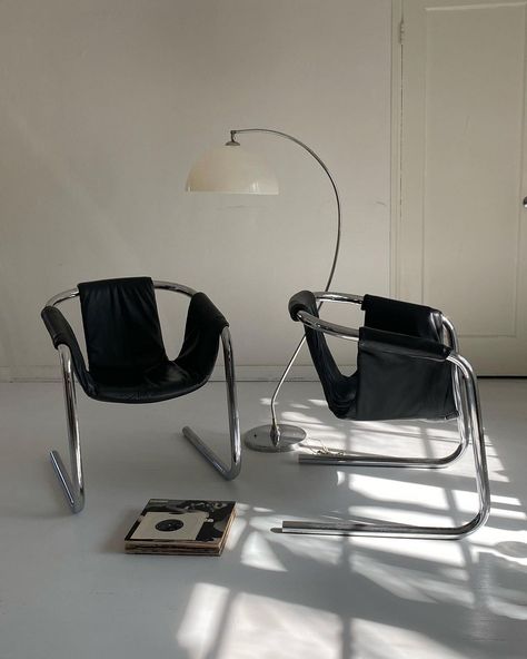 Chrome Interior Design, Geneva Apartment, Chrome Aesthetic, Wood Homes, Vintage Minimalism, 60s Interior, Chrome Interior, Stolen Image, Chrome Chair