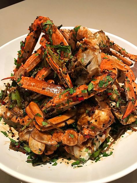 Black Pepper Crab Recipe. This recipe showcases how it's done. Restaurant style quality made with love in the kitchen. Try it now! Black Pepper Crab Recipe, Black Pepper Crab, Meals Without Meat, Black Bean Sauce, Seafood Market, Seafood Appetizers, Crab Recipes, Malaysian Food, Healthy Food Motivation