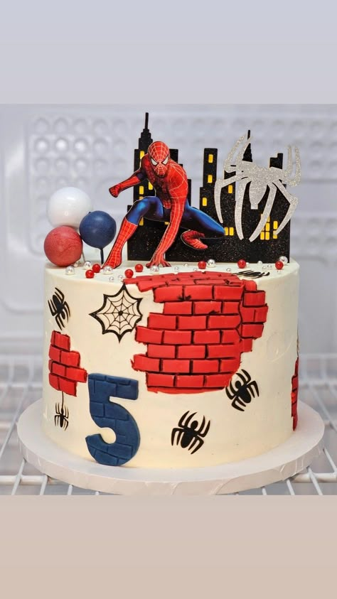 White Spiderman Cake, Spidey Cake Ideas, Spiderman Cake Birthday For Kids, Spiderman Cake Ideas, Dc Cake, Cake Spiderman, One Tier Cake, Spiderman Birthday Cake, Buttercream Cake Designs