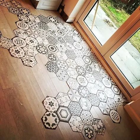 Baie Vintage, Hexagonal Tiles, Patterned Tile Backsplash, Patchwork Tiles, Wood Tile Floors, Grey Bathroom, Hexagon Tiles, Trendy Bathroom, Minimalist Bathroom