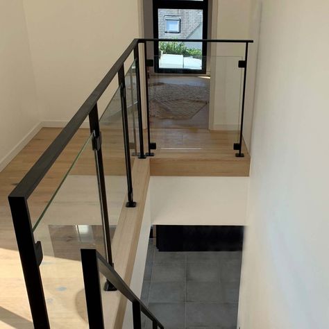 Mezzanine Balcony, Glass Balcony, Escalier Design, Hand Rail, Modern Stairs, Interiors Dream, Balcony Design, Staircases, New Builds