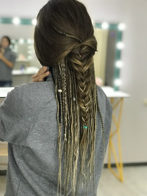 Peekaboo Dreads, Synthetic Dreads Hairstyles, White Girl Dreads, Short Haircut Tutorial, Short Haircut For Women, Skirts Design, Partial Dreads, Haircut For Women, Easy Hairstyles For Thick Hair