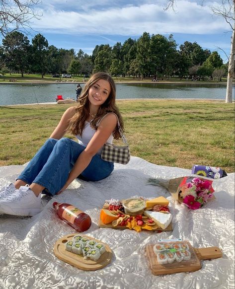 Piknik Outfit Ideas, Picnic Day Outfit Casual, Picnic Photo Ideas Instagram, Photoshoot Picnic Ideas, Picnic Instagram Pictures, Piknik Outfit, Outfits Para Picnic, Outfit Piknik, Ootd Picnic