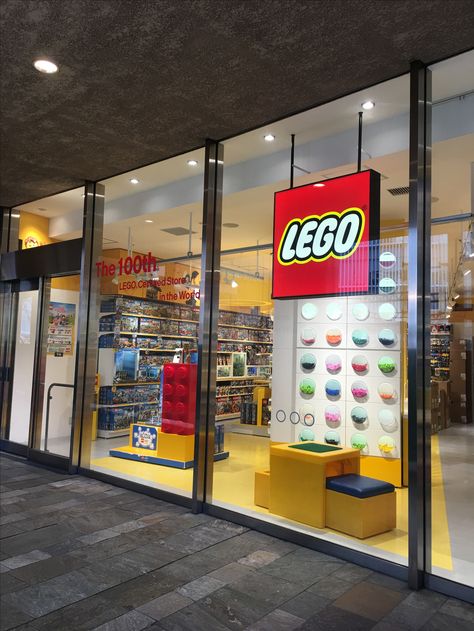 Click Brick/Lego store, Roppongi Hills Tokyo. (My pic) Retail Facade, Batman Batmobile, Free Lego, Christmas Window Display, Lego Store, Lego Super Mario, Lego Dc, Halloween Store, Retail Design Blog