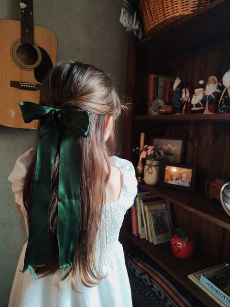 Long hairstyle with bow. Green Bow Hairstyle, Hairstyle With Bow, Bow Hairstyle Tutorial, Long Voluminous Hair, Prom Planning, Prom 23, Prom Inspo, Long Hairstyle, Bow Hairstyle