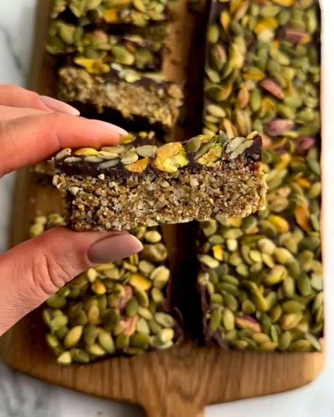 Plant Based Cookbook, Granola Bar, Sweet Dishes Recipes, Healthy Homemade Recipes, Dried Figs, Vegan Cookbook, Healthy Bites, Healthy Sweets Recipes, Healthy Cookies