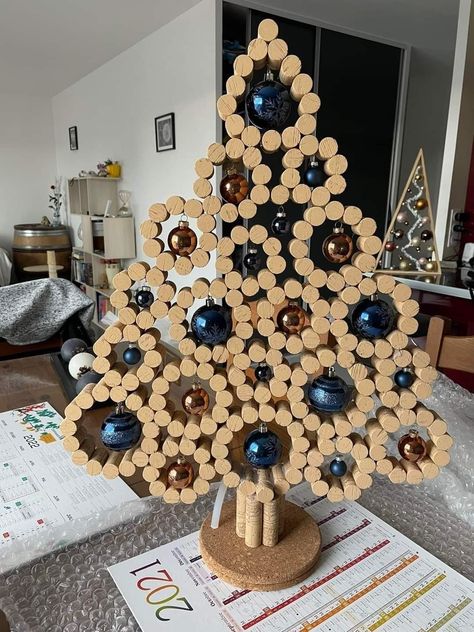 Wine Cork Crafts Christmas, Wine Cork Christmas Tree, Cork Crafts Christmas, Koti Diy, Cork Christmas Trees, Wine Cork Diy Crafts, Wine Cork Projects, Wine Cork Ornaments, Cork Crafts Diy