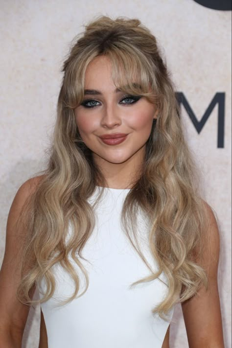 Sabrina Carpenter Hair Half Up Half Down, Hairstyle With Bangs For Prom, Sabrina Carpenter Hair Color, Prom Hair Bangs, Sabrina Carpenter Hairstyles, Prom Hair With Bangs, Half Up Half Down Bangs, Prom Hairstyles With Bangs, Sabrina Carpenter Hair