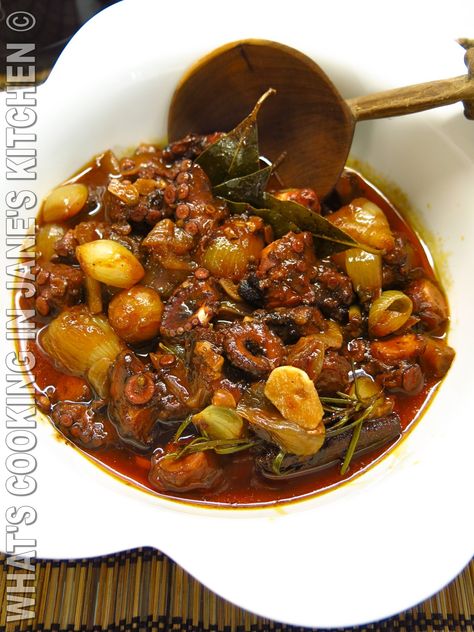 As we approach the beginning of lent in Greece, starting this Clean Monday the 14th, I thought I would share with you this delicious recipe. Now if … Cataplana Recipes, Octopus Stew, How To Cook Octopus, Octopus Recipe, Small Octopus, Greek Kitchen, Cypriot Food, Octopus Recipes, Squid Recipes