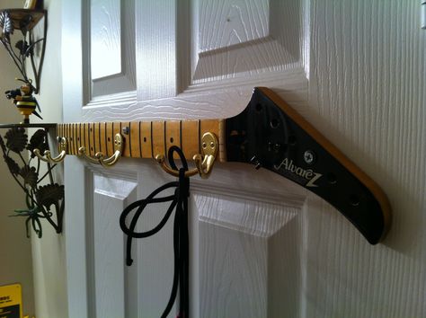 Cool idea for an old guitar neck Old Guitar Ideas, Guitar Diy Decor, Old Guitar Repurpose, Brewery Furniture, Guitar Room Decor, Repurposed Guitar, Broken Guitar, Music Furniture, Old Guitar