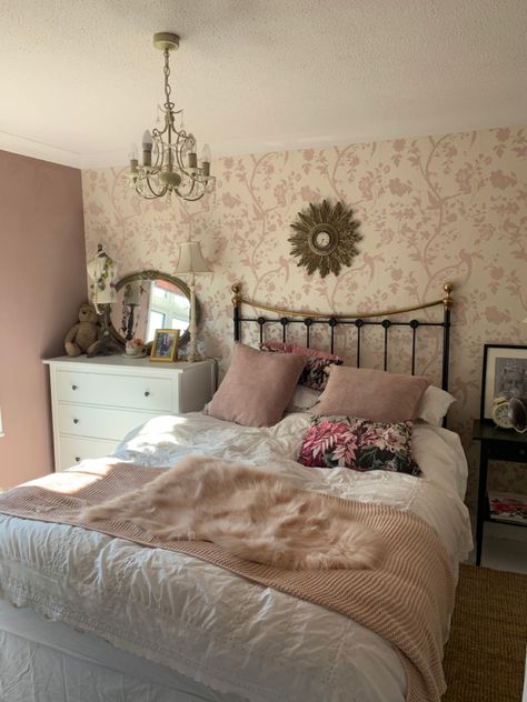 Laura Ashley Bedroom Ideas, Old Rose Bedroom, English Cottage Style Bedroom, Laura Ashley Bedroom, Old World Bedroom, Sulking Room Pink, Cottage Style Bedroom, Bedroom Upstairs, Rose Bedroom