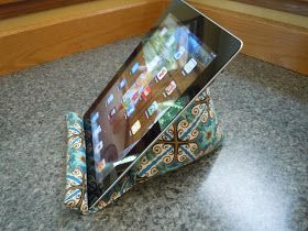 Tablet Pillow, Ipad Holder, Pillow Tutorial, Boutique Ideas, Sewing Pillows, Ipad Stand, Cushion Pattern, Easy Sewing Projects, How To Make Pillows