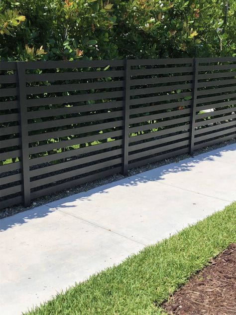 Privacy Screen Fence Ideas, Screen Fence Ideas, Wooden Privacy Screen, Outdoor Fence Decor, Privacy Screen Fence, Aluminum Fencing, Garden Privacy Screen, Black Fence, Modern Fence Design