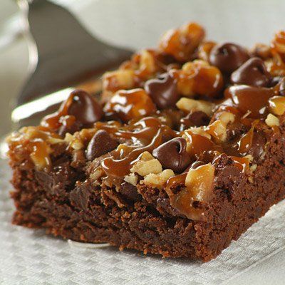 Chocolate Turtle Brownies are a perfect brownie treat with caramel and walnuts. You'll love using this recipe for family treats or casual entertaining. Chocolate Turtle Brownies, Brownie Treats, Chocolate Turtle, Turtle Brownies, Chocolate Turtles, Fudgy Brownies, Fudge Brownies, Hot Fudge, Brownie Bar