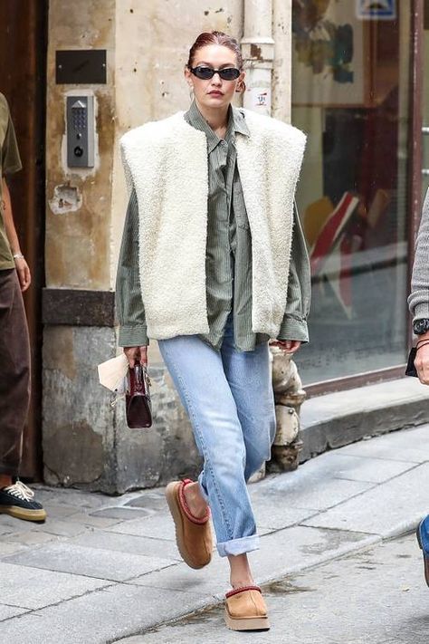 Hailey Bieber Wore New Platform Ugg Boots | Who What Wear Ugg Slipper Outfit, Ugg Tasman Slippers Outfit, Tasman Slippers Outfits, Slipper Outfit, Platform Outfit, Outfit With Uggs, Slippers Outfit, Uggs Outfit, Fall Capsule Wardrobe