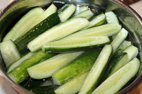 Crispy Dill Pickle Recipe, Old World Garden, Refrigerator Pickles Dill, Kosher Dill Pickles, Dill Pickle Recipe, Sour Pickles, How To Make Pickles, Yellow Mustard Seeds, Pickling Salt