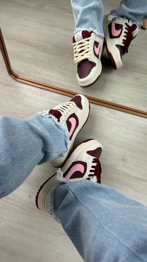 Nike Shoes 2023, Dunks Aesthetic, Jordan Dunk, Nike Shoes Women Fashion, Pretty Sneakers, Shoes Aesthetic, Trendy Shoes Sneakers, Nike Fashion Shoes, Pretty Shoes Sneakers