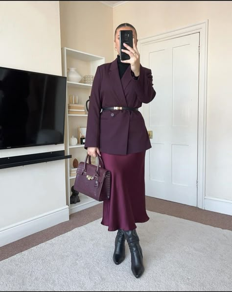 Monochromatic Dressing, Satin Skirt Outfit, Winter Styling, Smart Casual Women, Chic Winter Outfits, Winter Outfits Cold, Mode Abaya, Summer Work, Summer Work Outfits