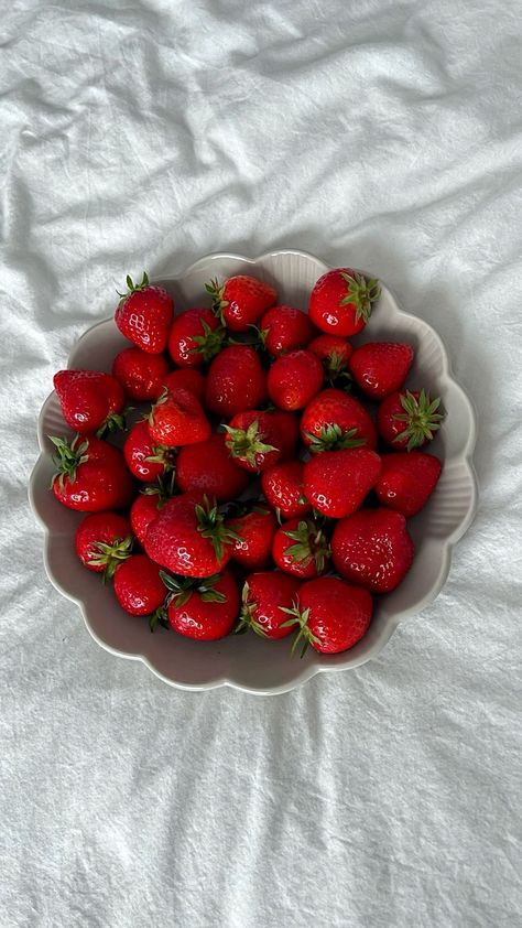 Frozen Fruit Aesthetic, Aesthetic Strawberries, Strawberries Aesthetic, Aesthetic Strawberry, Strawberry Stuff, Strawberry Aesthetic, Spring Fruit, Strawberry Summer, Nutrient Rich Foods