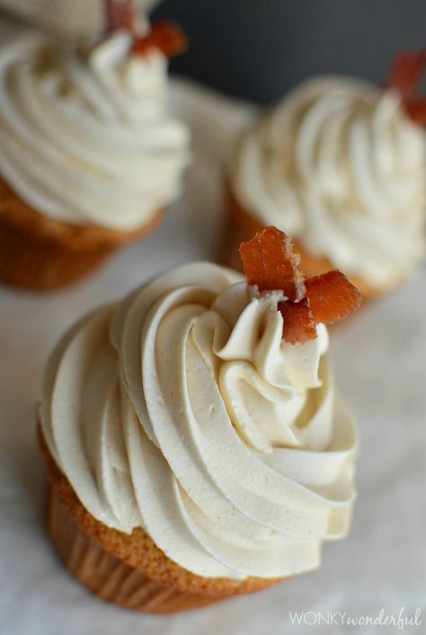 Bourbon Cupcake Recipe + Buttercream & Bacon - WonkyWonderful Boozy Cupcakes Recipes, Maple Glazed Bacon, Whiskey Cupcakes, Bourbon Cupcakes, Drunken Desserts, Maple Buttercream Frosting, Boozy Recipes, Bacon Party, Cake Mix Cupcakes