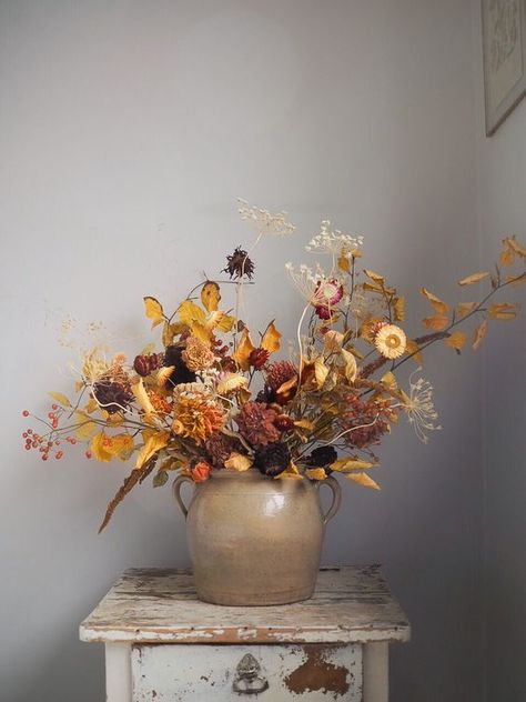 a moody fall dried flower arrangement with various blooms, leaves and grasses is a stylish idea for fall or Halloween Dried Foliage Arrangements, Autumn Dried Flower Bouquet, Dried Rudbeckia, Caravan Garden, Fall Flower Arrangements, Flower Guide, Fall Flower, Flower Farmer, Boho Flowers