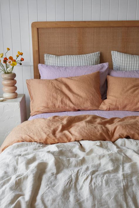 Linen Bedding Styling, Bed Linen Ideas, Playful Bedroom, Best Linen Sheets, Colour Interior, Earthy Bedroom, Bedroom Styling, Colorful Bedding, Dopamine Decor