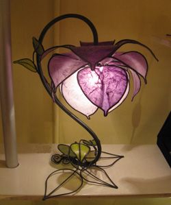 lotion-viola Luminaria Diy, Art Deco Lights, Diy Luminaire, Deco Nature, I Love Lamp, Flower Lamp, Lampe Decoration, Stained Glass Lamps, Art Deco Lighting