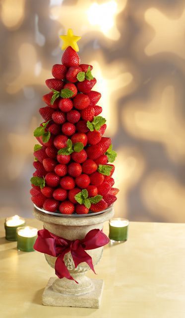 I have to prepare a table centerpiece for a women's holiday event at my church. I'm going to be representing fresh Florida produce with this yummy, edible Christmas tree. Thanks to Sue Harrell of the Florida Strawberry Growers Association for suggesting it! Edible Centerpieces, Cupcakes Decorados, Tree Centerpieces, Strawberry Party, Christmas Table Centerpieces, Christmas Centerpieces Diy, Christmas Tree Crafts, Christmas Breakfast, Easy Christmas Diy