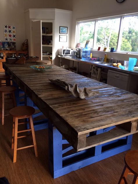 #Kitchen, #PalletTable, #RepurposedPallet Here is a beautiful modern table made out of pallets. I love particularly the use or the electric blue contrasting with the natural look. Table Palette, Pallet Dining Table, Pallet Kitchen, Modern Kitchen Tables, 1001 Pallets, Pallet Designs, Diy Pallet Projects, Wooden Pallets, Wooden Table