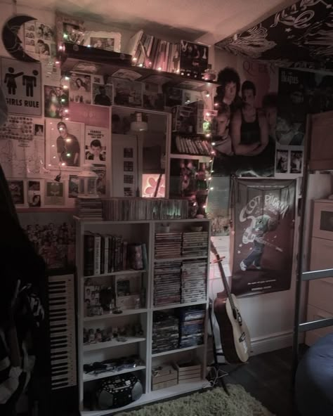 Teenage Dirtbag Room, Emo Bedroom Decor, Rockstar Room, Emo Bedroom, Punk Bedroom, Alt Room, Emo Room, Hangout Room, Dream Bedroom Inspiration