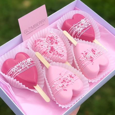 Cake Pops San Valentin, Cakepops Valentines Day, Valentine’s Day Sweet Boxes, Valentines Day Dessert Gift Box Ideas, Cakecicles Valentines Day, Cake Pop Valentines Day Ideas, Valentines Treat Boxes Sweets, Chocolate Cakesicles, Valentine’s Day Breakable Heart