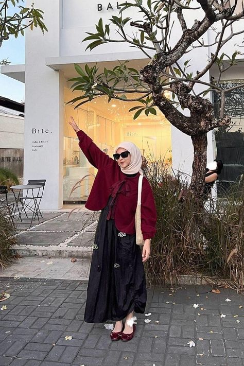 Follow Me ! Ootd Hijab Remaja Casual  Simple #ootd #hijab #remaja Outfit Rok Hitam, Budak Ootd, Hijab Ootd Casual, Elegant Pants Outfit, Black Outfit Hijab, Outfit Bali, Flower Skirt Outfit, Red Shirt Outfits, Canva Idea