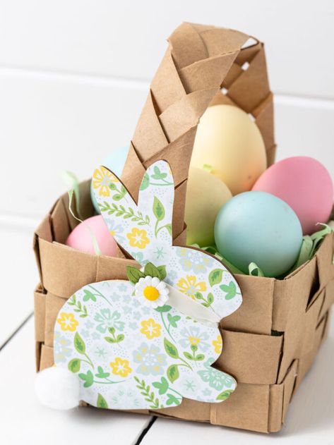 Manualidad de papel con cesta de Pascua Easter Diy Decor, Bunny Wall Decor, Easter Decoration Ideas, Felted Basket, Easter Spring Crafts, Recycled Jars, Easter Patterns, Home Wreath, Kids Easter Basket