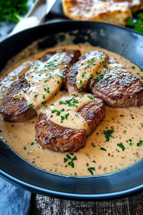 Steak Garlic Cream Sauce, Steak With Whiskey Cream Sauce, Garlic Sauce For Steak, Creamy Steak Sauce, Steak With Sauce, Steak Cream Sauce, Steak Oscar, Garlic Cream Sauce Recipe, Creamy Steak