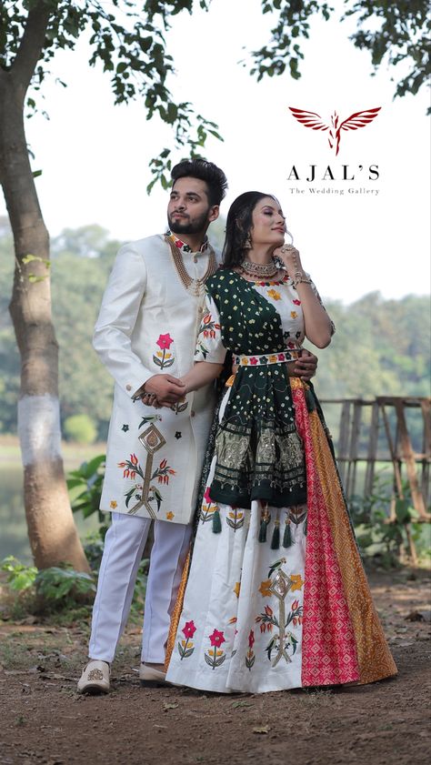 Kanku Pagla Outfit, Couple Twinning Outfits Indian, Cuples Cloths, Wedding Bridesmaids And Groomsmen, Garba Poses, Shadi Decoration, Couple Dress Matching, Engagement Dress For Groom, Wedding Matching Outfits