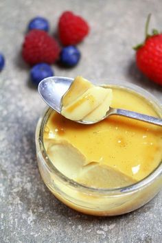 5 Ingredient Vegan Crème Brûlée: canned light coconut milk, coconut b. sugar, agar agar powder, vanilla, & turmeric Vegan Creme Brulee, Agar Agar Powder, Deserturi Raw Vegan, Recipes Chili, Patisserie Vegan, Vegan Pudding, Desserts Vegan, Pizza Food, Agar Agar