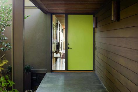 Mid-century modern remodel in California with a central courtyard Exterior Transformations, Mid Century Modern Front Door, Mcm Architecture, Mid Century Modern Renovation, Green Front Door, Green Doors, Best Front Door Colors, Best Front Doors, Front Door Styles