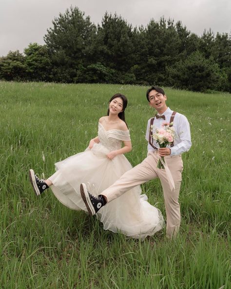 Funny Pre Wedding Photoshoot, Korean Prewedding Photography, Silly Wedding Photos, Pre Wedding Photoshoot Ideas, Wedding Photoshoot Ideas, Pre Wedding Photoshoot Props, Korean Wedding Photography, Pre Wedding Photoshoot Outfit, Wedding Photo Studio