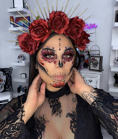 Makijaż Sugar Skull, Catrina Costume, Halloween Makeup Sugar Skull, Glam Halloween, Dead Makeup, Colorful Halloween, Creepy Halloween Makeup, Cute Halloween Makeup, Halloween Makeup Diy