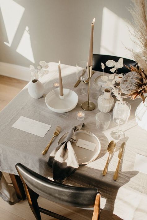 SIMPLE THANKSGIVING TABLESCAPE Dinner Table Set Up, White Linen Tablecloth, Modern Table Setting, Tafel Decor, Minimalist Tables, Dinner Table Setting, Table Setting Decor, Dinner Table Decor, Thanksgiving Tablescapes