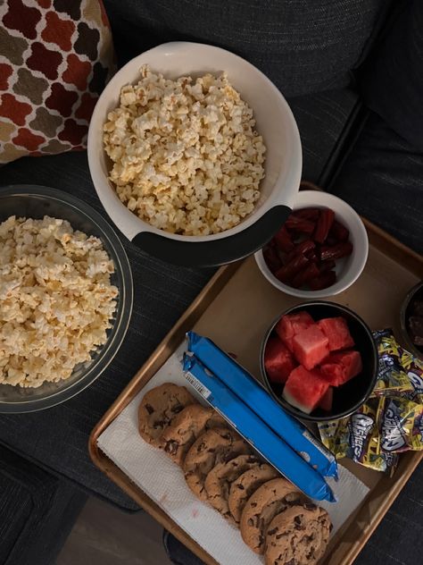 Snacks for movie night with friends Movie Night Best Friend, Best Friend Movie Night, Movie Night With Sister, Friend Movie Night Aesthetic, Movie Night Snack Board For 2, Movie Night With Bestie, Snacks For Movie Night, Movie Night With Friends, Sperm Donor