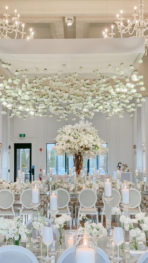 Flower Chandelier Wedding, Hanging Flowers Wedding, Wedding Ceiling Decorations, Alt Wedding, Glamorous Wedding Decorations, Flower Ceiling, Wedding Ceiling, Photo Area, Dream Wedding Reception