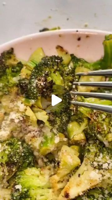 Tasty Keto Recipes on Instagram: "Follow for more tasty keto recipes  This is a great keto recipe to make broccoli taste amazing. Give it a try.  #easyrecipes #dinnerideas #healthyrecipes  #healthyfood #recipes #broccoli  #vegetarianrecipes #keto #ketorecipes  #easyketo #ketodiet #lowcarb #lowcarbdiet #vegetarian #food #foodie #sidedish" Lemon Pepper Broccoli, Recipes Broccoli, Wet Paper, Free Keto Recipes, Keto Recipe, Broccoli Recipes, Keto Diet Meal Plan, Mediterranean Diet Recipes, Lemon Pepper