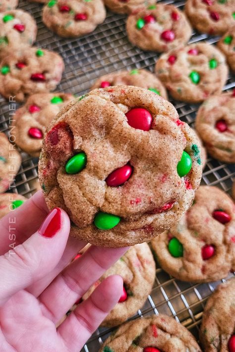 Soft and chewy Christmas Cheesecake Snickerdoodles kick your traditional snickerdoodle recipe up a notch with cream cheese and holiday flair! Christmas Chocolate Chip Cookies, Peppermint Treats, Christmas Cheesecake, Pumpkin Bread Easy, Vanilla Wafer, Recipes Holiday, Snickerdoodle Recipe, Snickerdoodle Cookies, Chocolate Crinkle Cookies